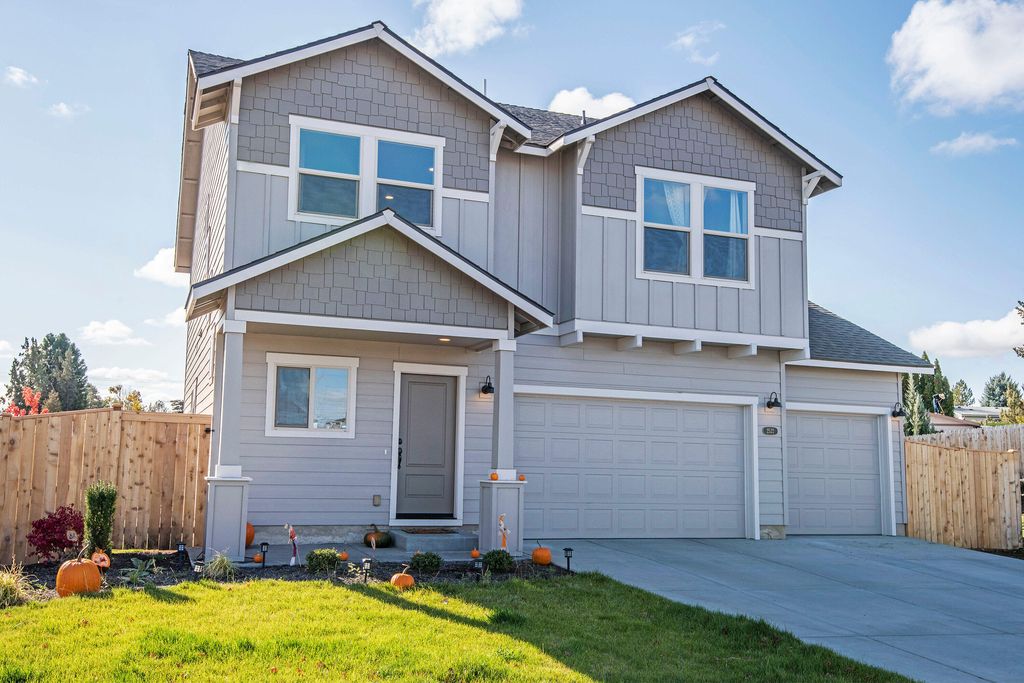 2522 SW Newberry Loop, Redmond, OR 97756