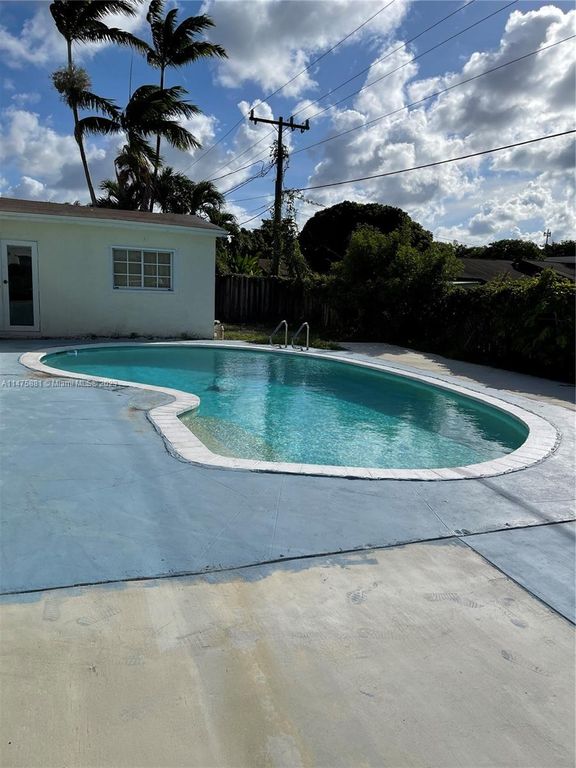 19720 Lenaire Dr, Cutler Bay, FL 33157