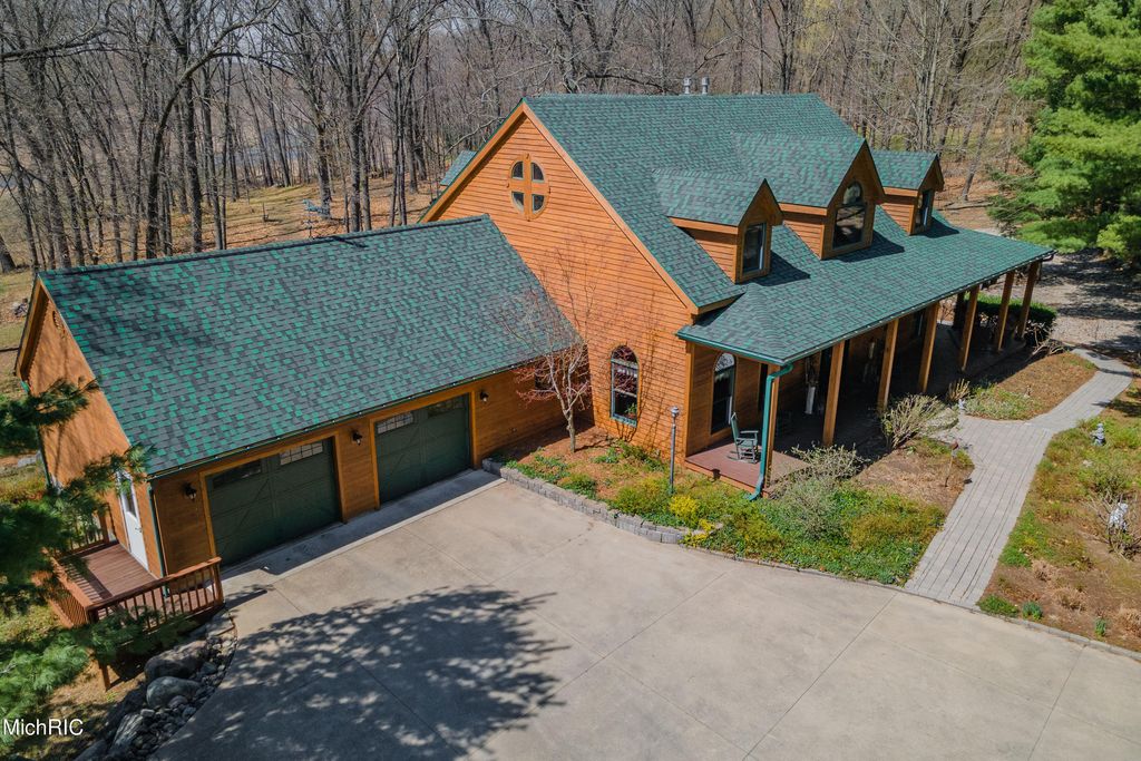 2203 Blackmer Dr, Jonesville, MI 49250