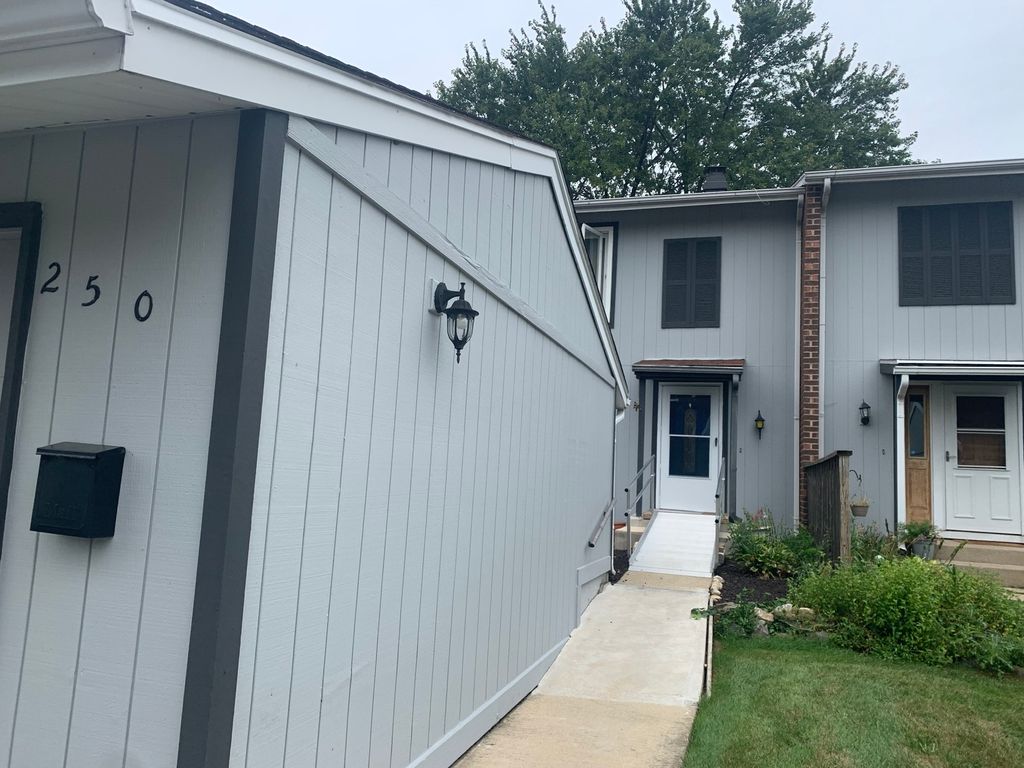 250 Laurel Ln, Bloomingdale, IL 60108