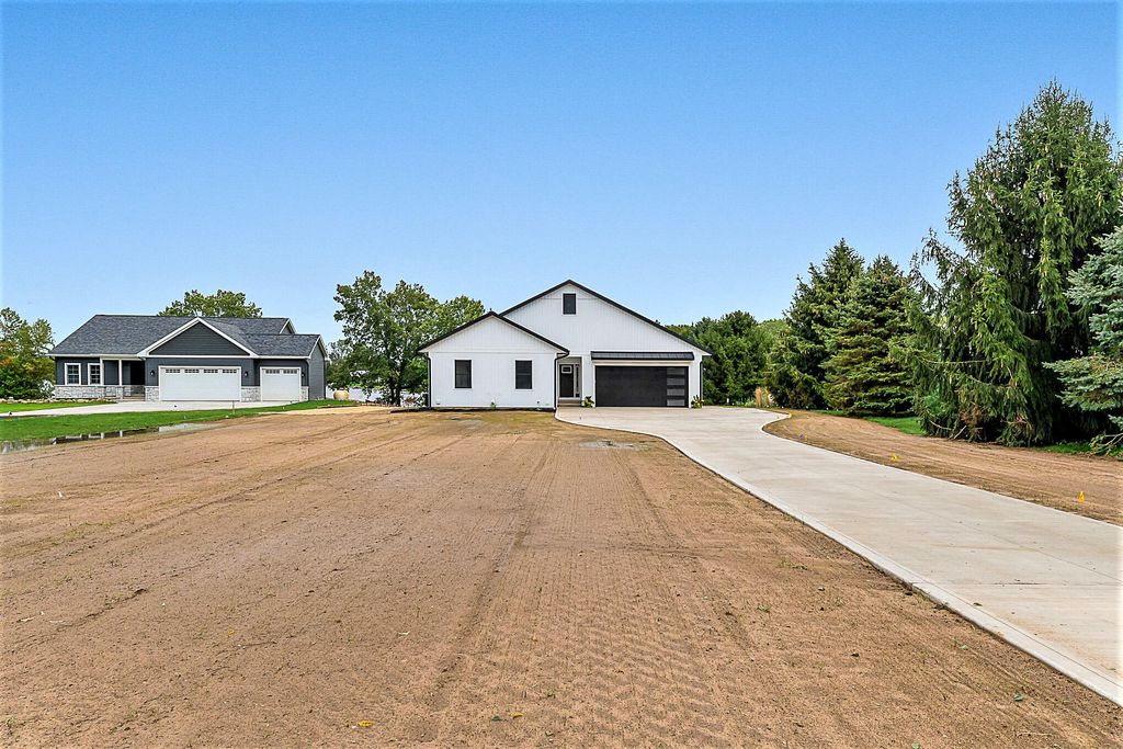 62299 Roundtree Ct, Sturgis, MI 49091