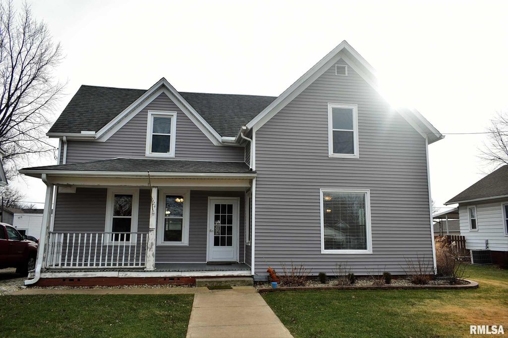 624 E Elm St, Canton, IL 61520