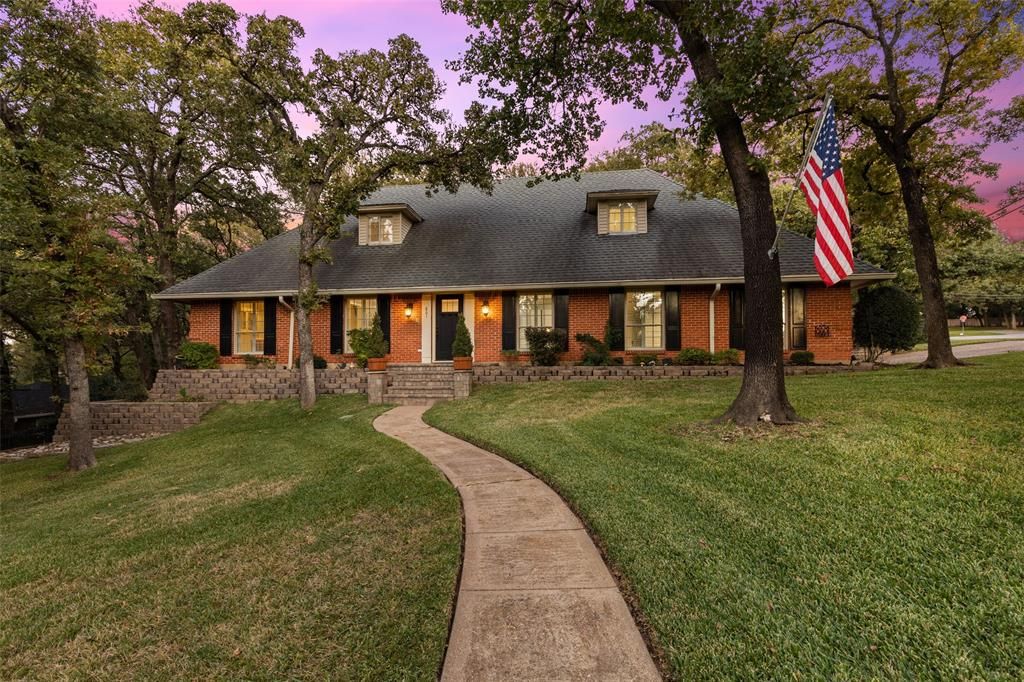 801 Live Oak Ln, Arlington, TX 76012