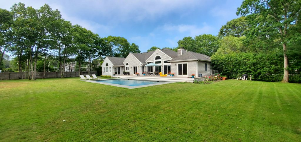 5 Old Fields Ln, East Quogue, NY 11959