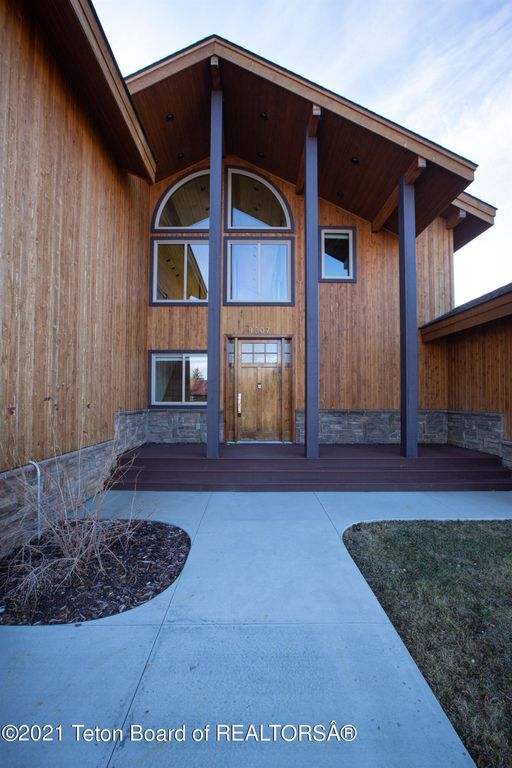 1307 Club House Rd, Pinedale, WY 82941