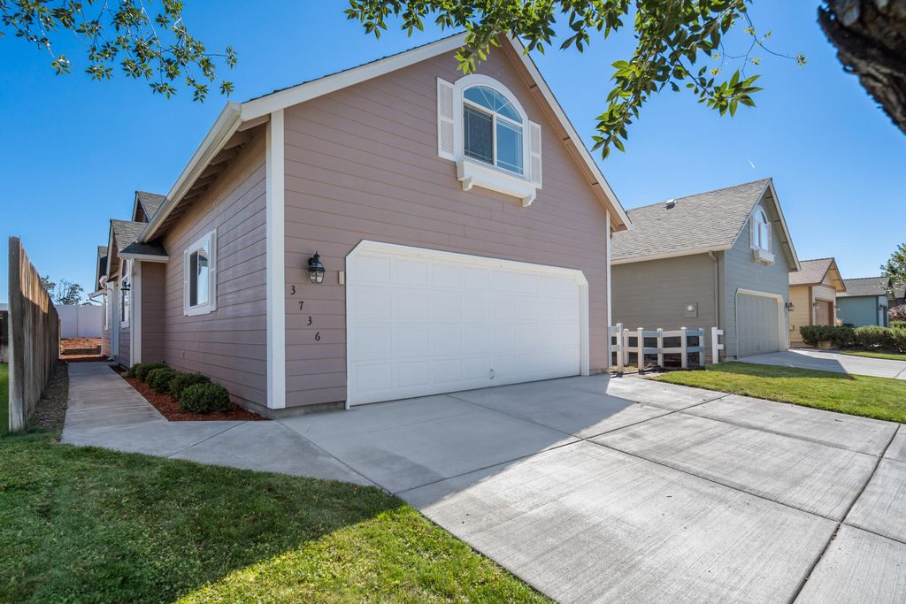 3736 SW Sam Snead Ct, Redmond, OR 97756
