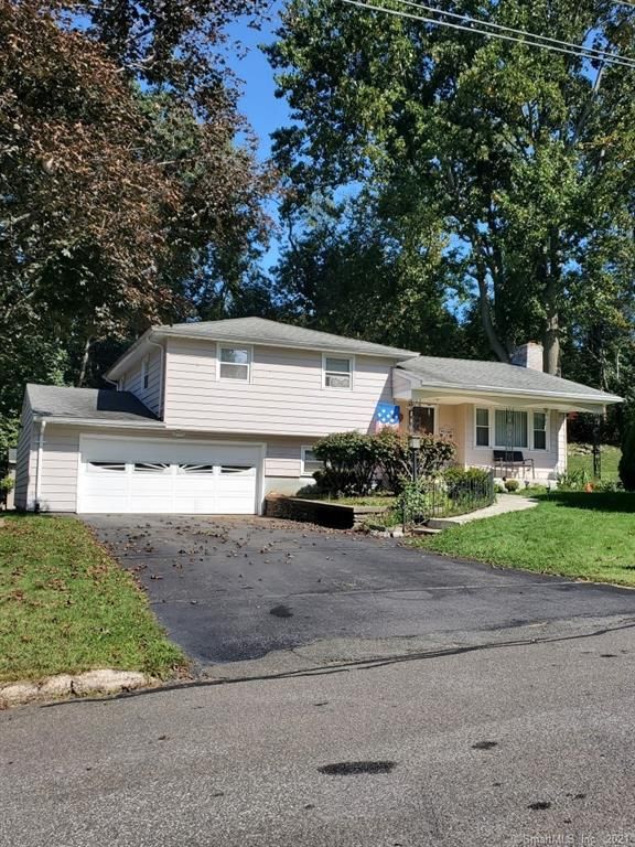 10 Country Club Dr, Meriden, CT 06450