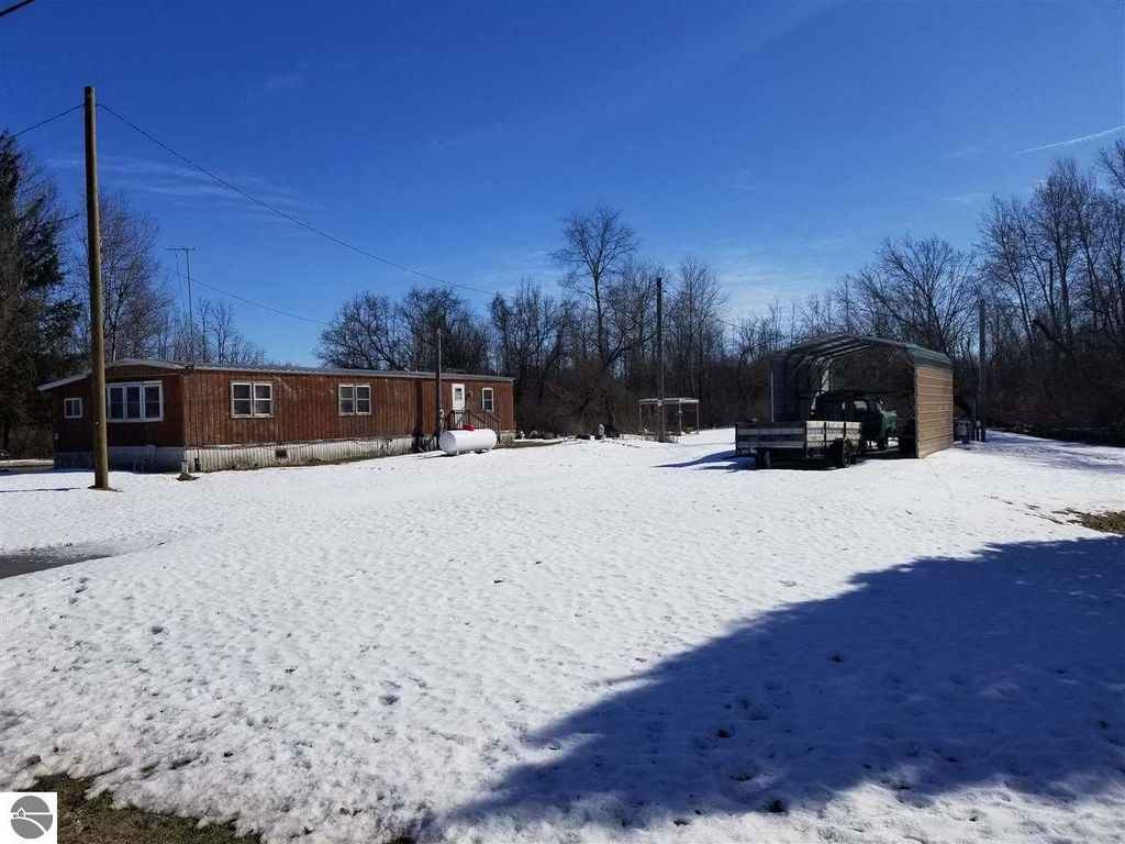 11345 5 Mile Rd, Morley, MI 2 Bed, 1 Bath Mobile / Manufactured 25