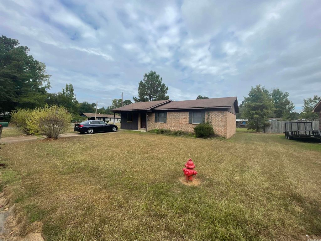 916 S 25th St, Arkadelphia, AR 71923
