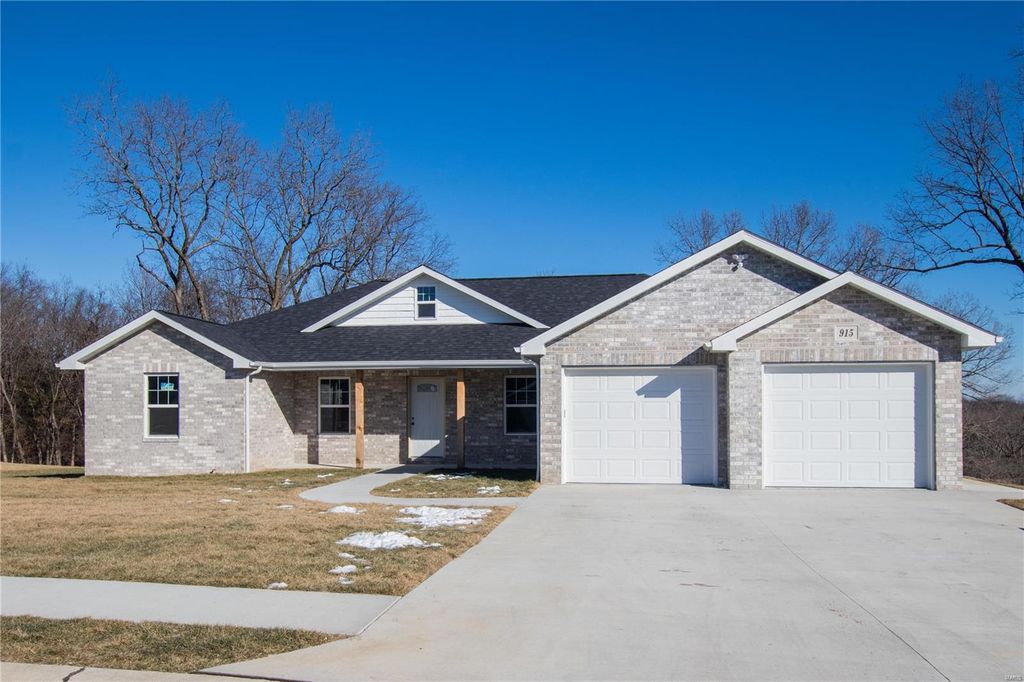 915 Cochise Dr, Holts Summit, MO 65043