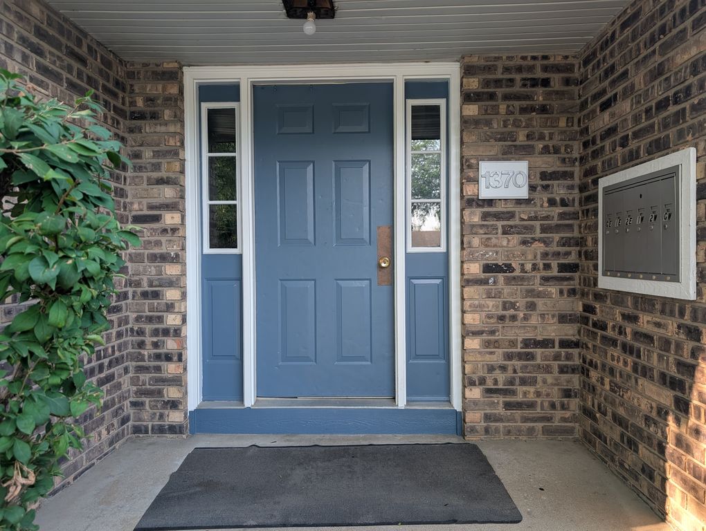 1370 Getzelman Dr #GE, Elgin, IL 60123