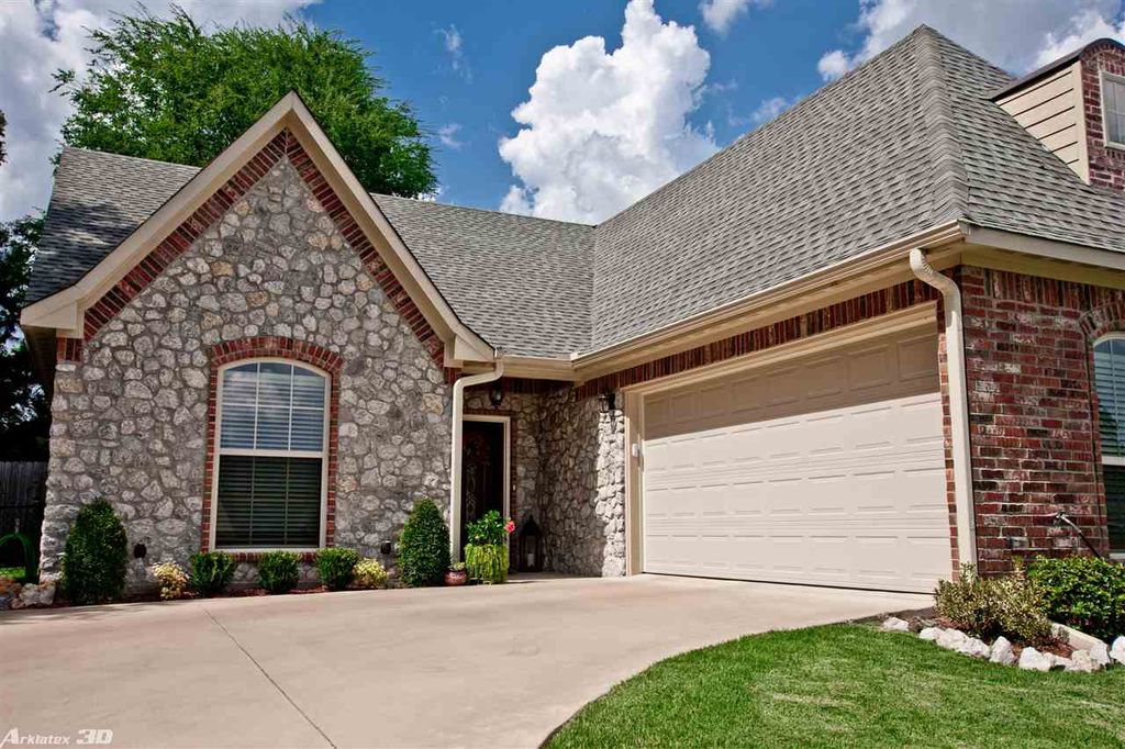 1220 Cobblestone Ct, Carthage, TX 75633