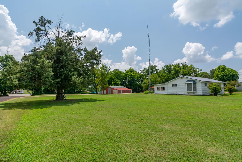 904 W 7th St, Grove, OK 74344