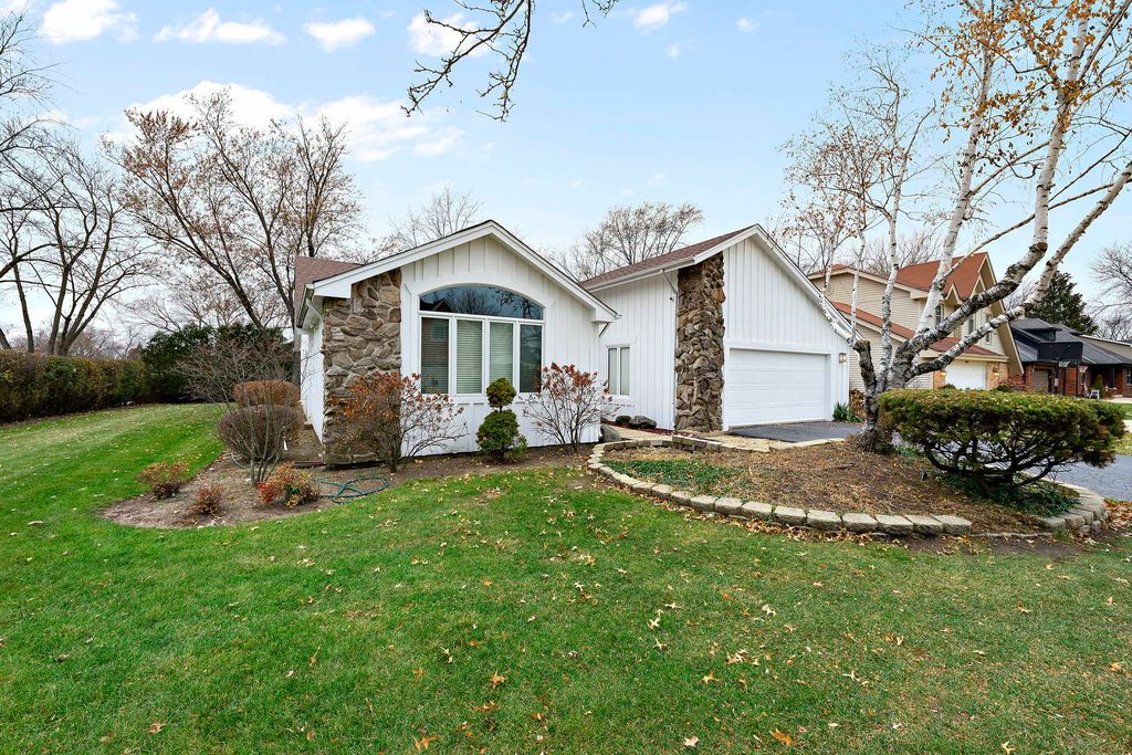 1344 Southwind Dr, Northbrook, IL 60062