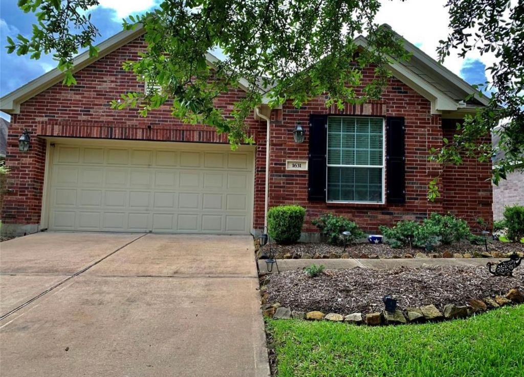 1631 Berlino Dr, Pearland, TX 77581