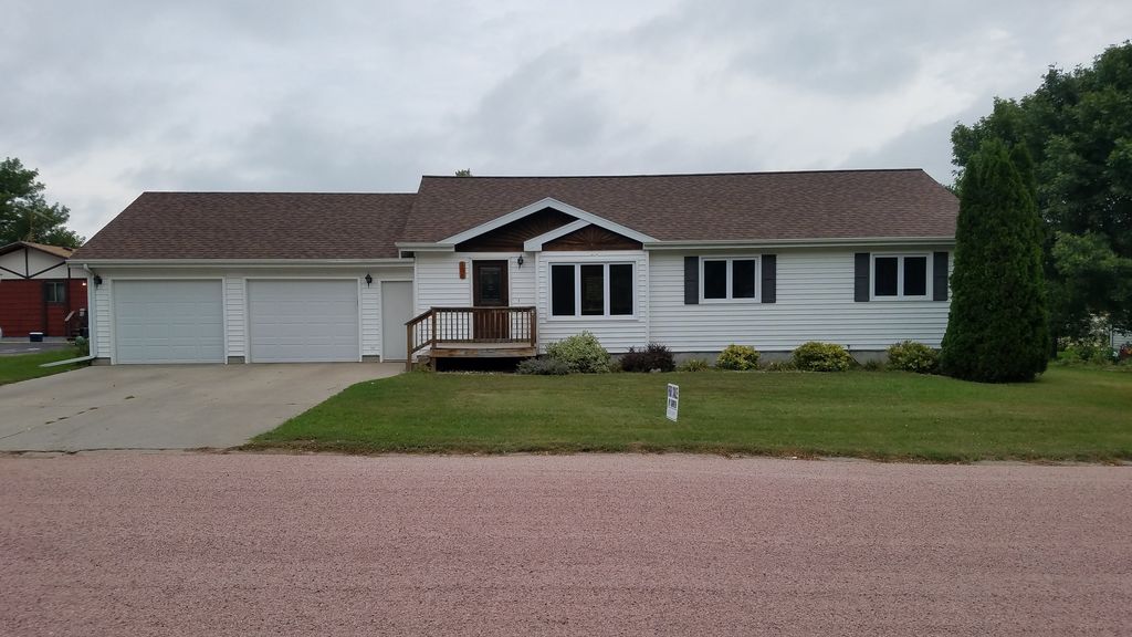 106 4th St NE, Wessington Springs, SD 3 Bed, 3 Bath SingleFamily
