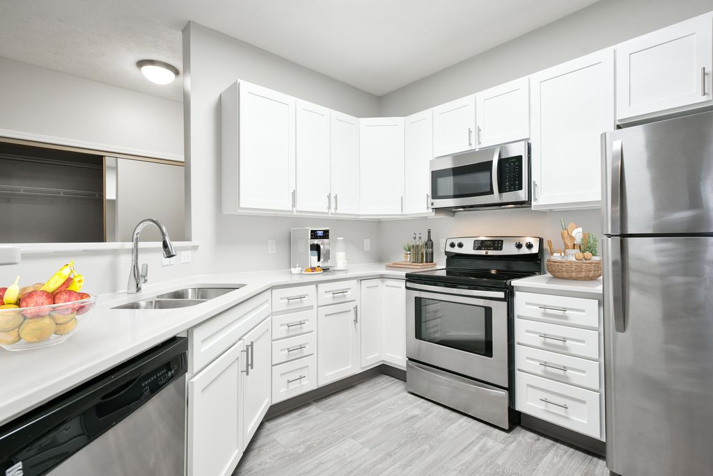 701 Lakeside Dr, Lincoln, NE 68528