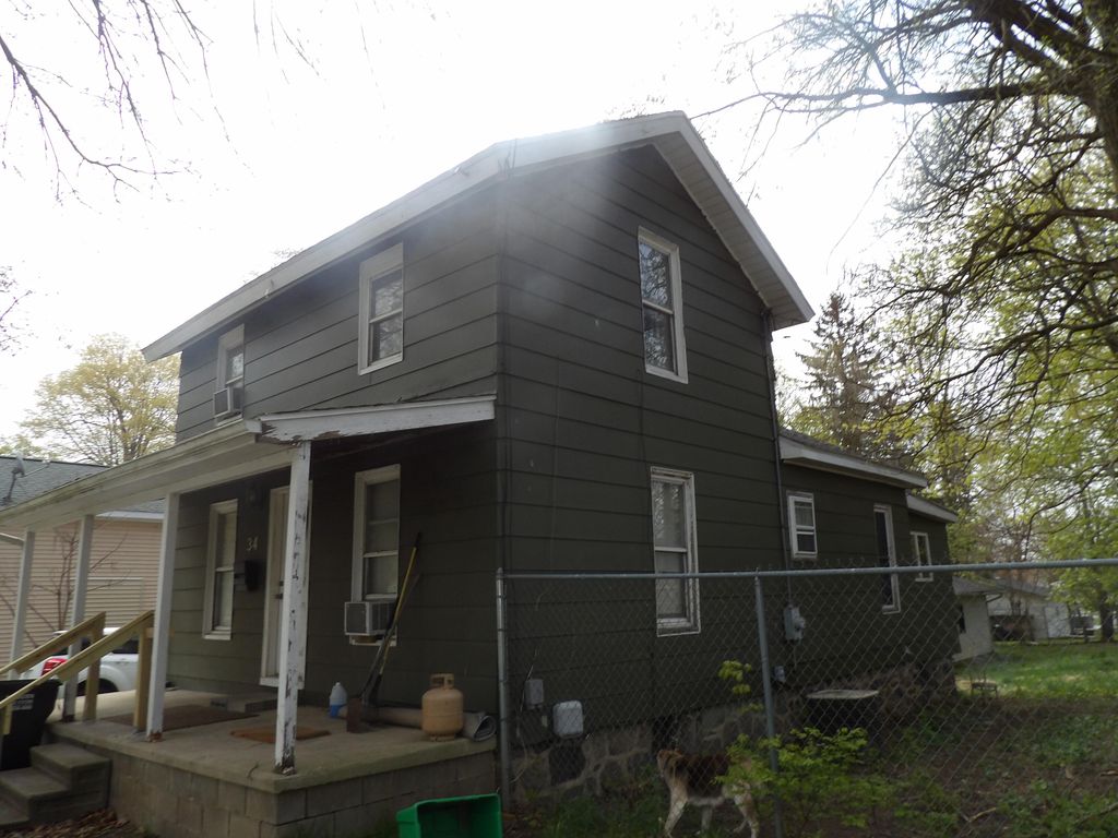 34 Mead St, Hillsdale, MI 49242