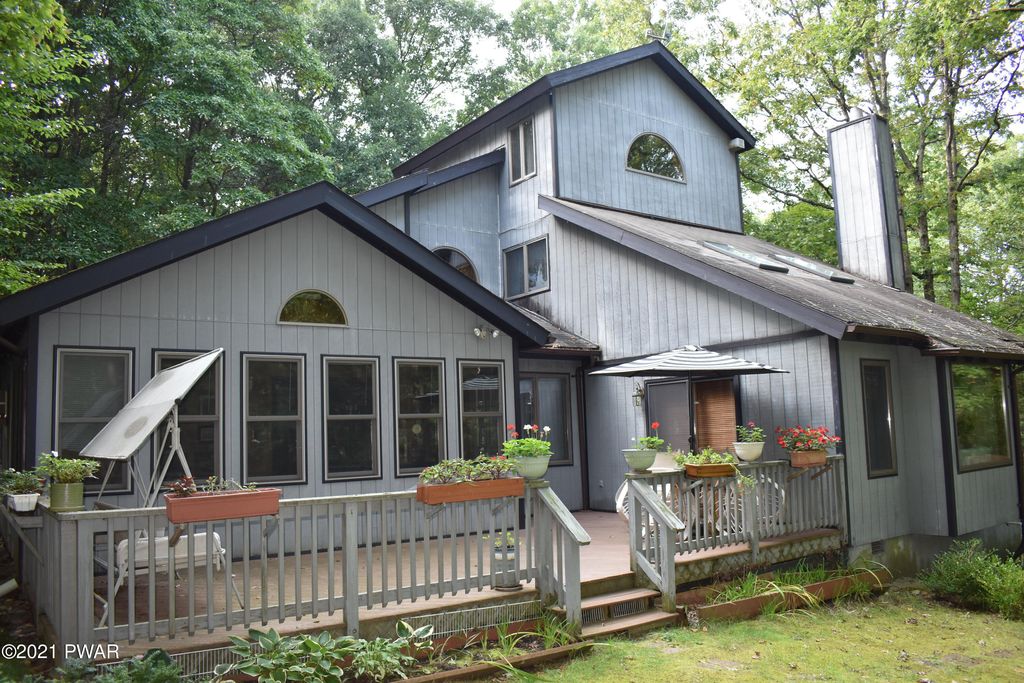 801 Robin Ct, Hawley, PA 18428