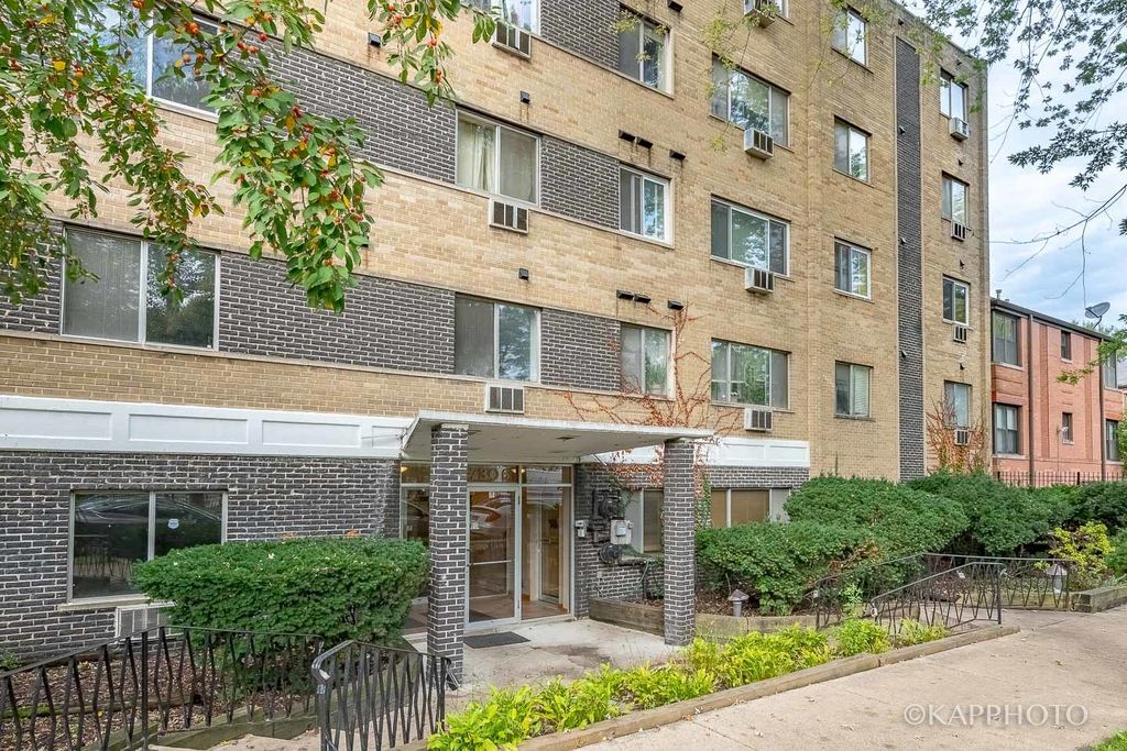 7306 N Winchester Ave #301, Chicago, IL 60626