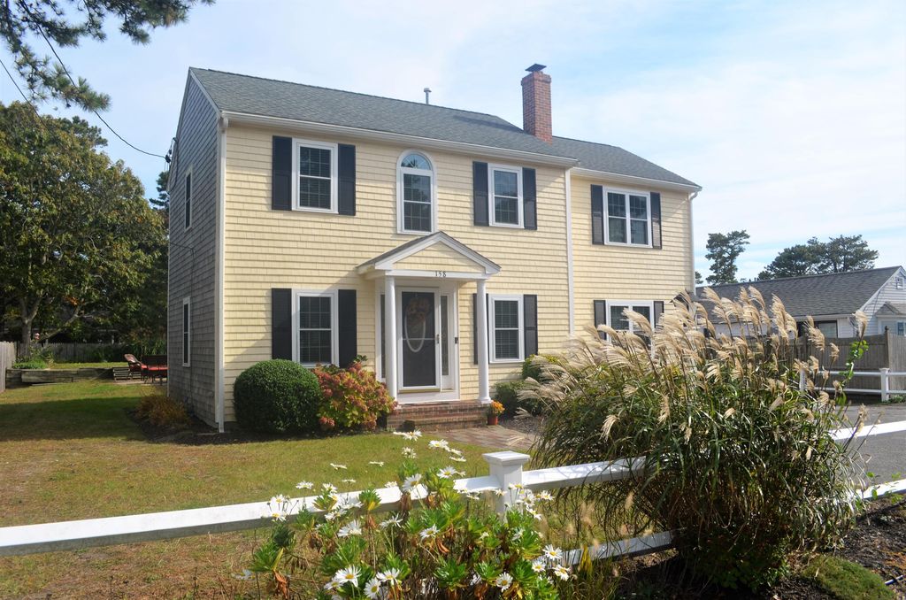 158 Captain Chase Rd, Dennis Pt, MA 02639