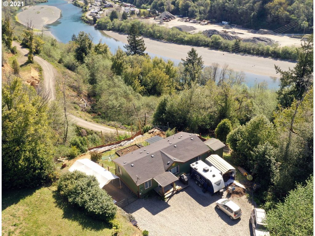 17021 Ferry Creek Hts, Brookings, OR 97415