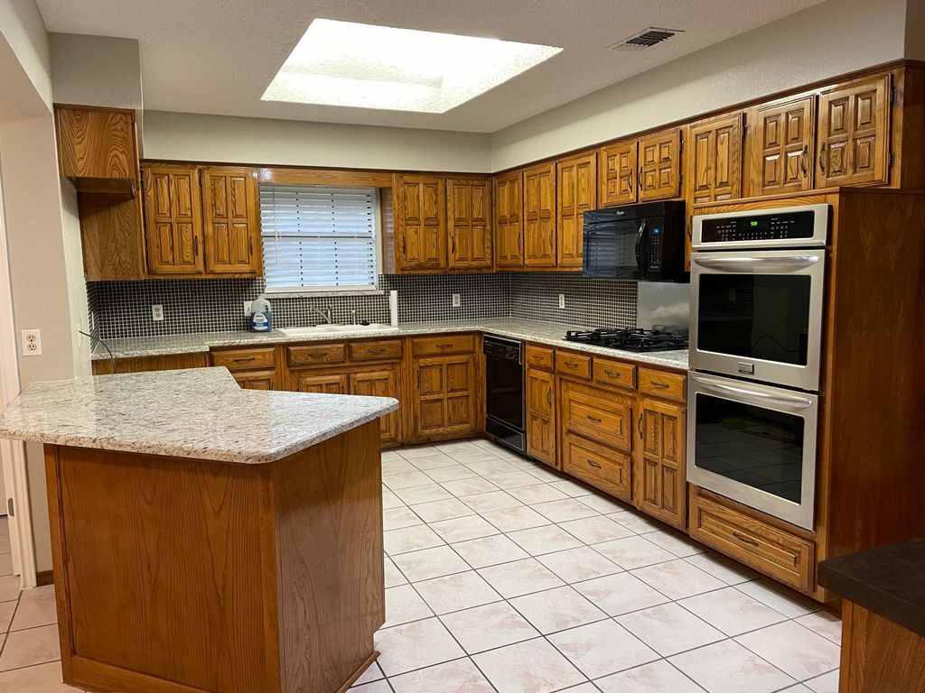 611 Arbor Creek Dr, Desoto, TX 75115