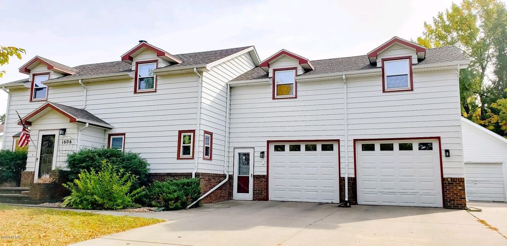 1606 10th St SE, East Grand Forks, MN 56721