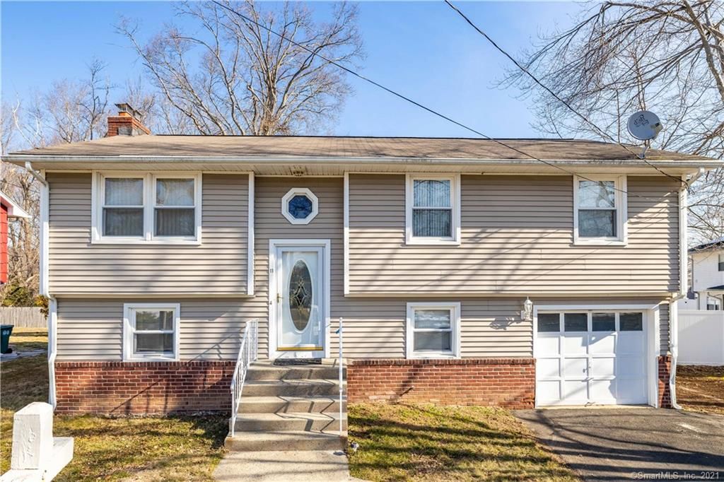 11 Dadio Rd, Hamden, CT 06517