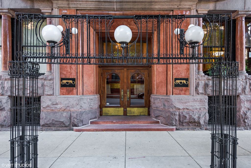 2800 N Pine Grove Ave #8D, Chicago, IL 60657