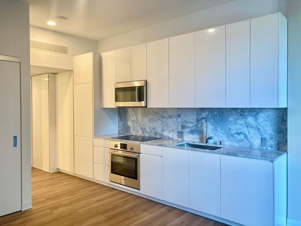 987 Queen St #706, Honolulu, HI 96814