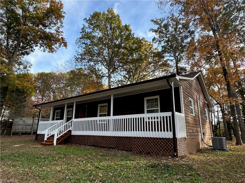 7911 Pumpkin Ridge Rd, Kernersville, NC 27284