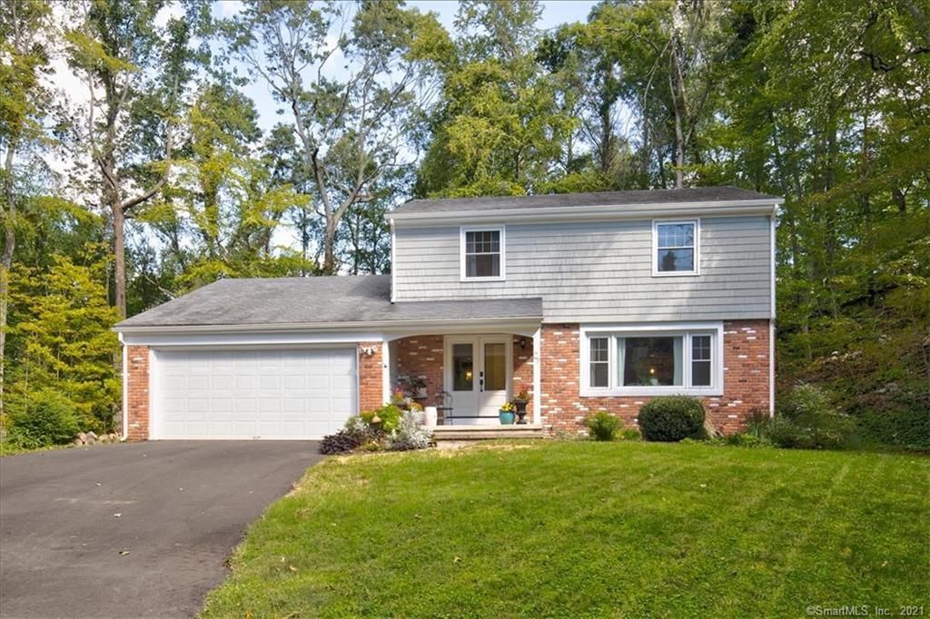 27 Deer Path Ln, North Branford, CT 06471
