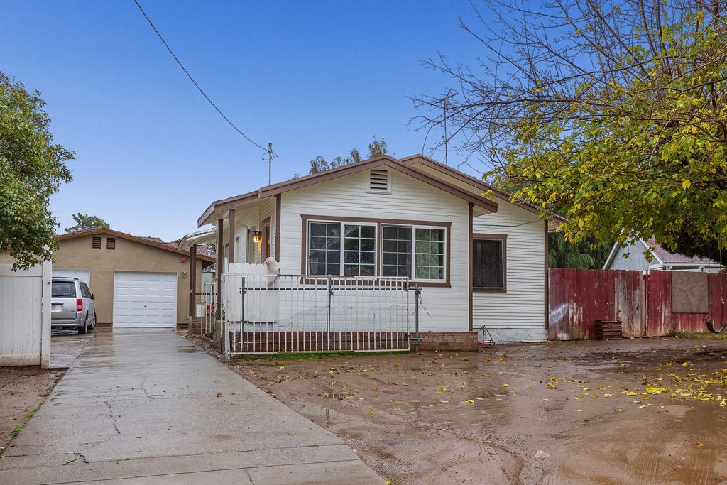 1676 Mathews St, Riverside, CA 92507
