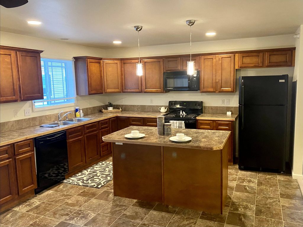 2301 11th Ave W, Williston, ND 58801