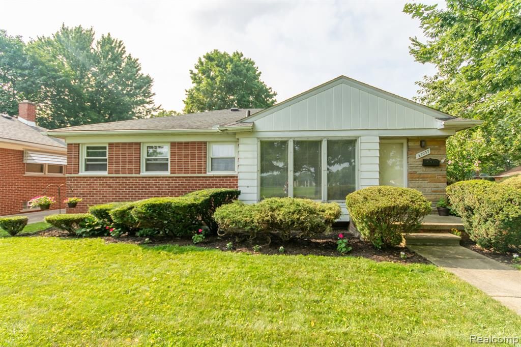 27037 W Chicago St, Redford, MI 48239