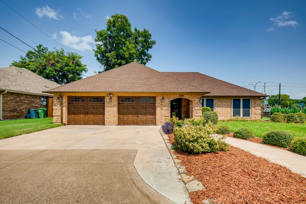 901 Baldwin Dr, Arlington, TX 76012