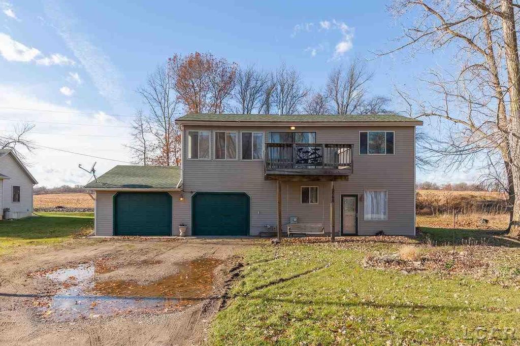 10568 Woodbrook Dr, Cement City, MI 49233