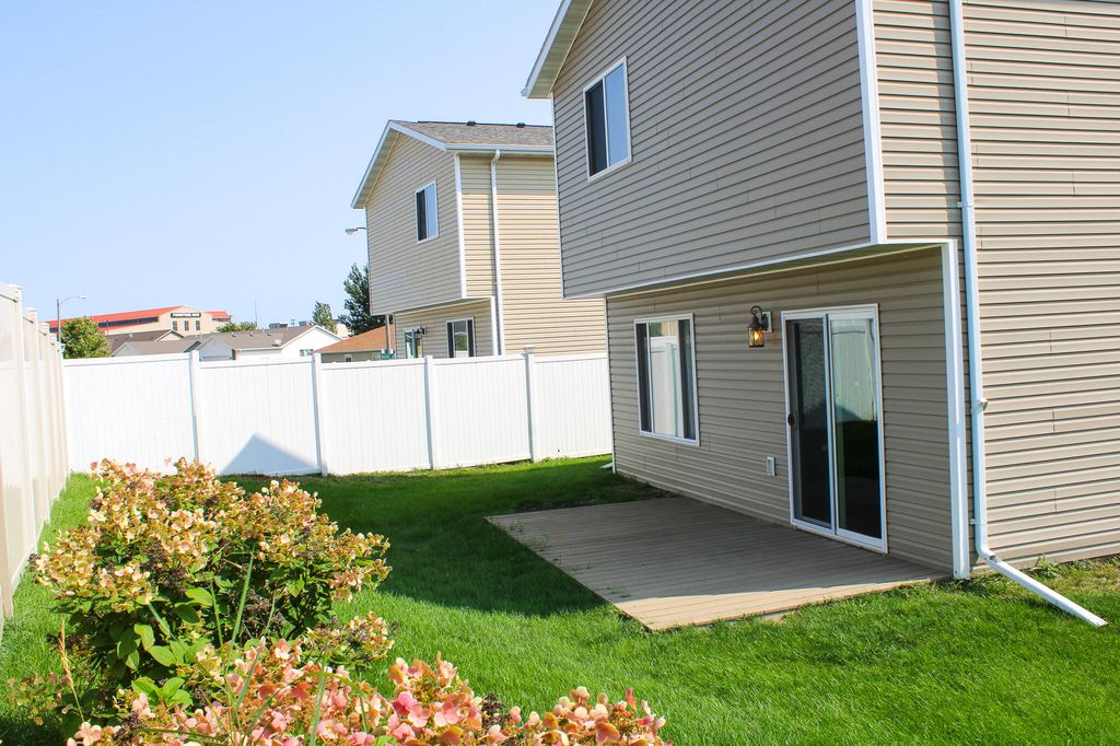 1130 Madison Ln, Bismarck, ND 58503