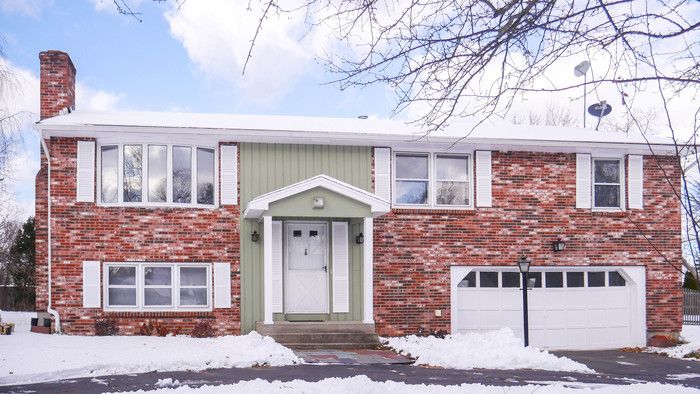 87 Robin Ridge Dr, Feeding Hills, MA 01030