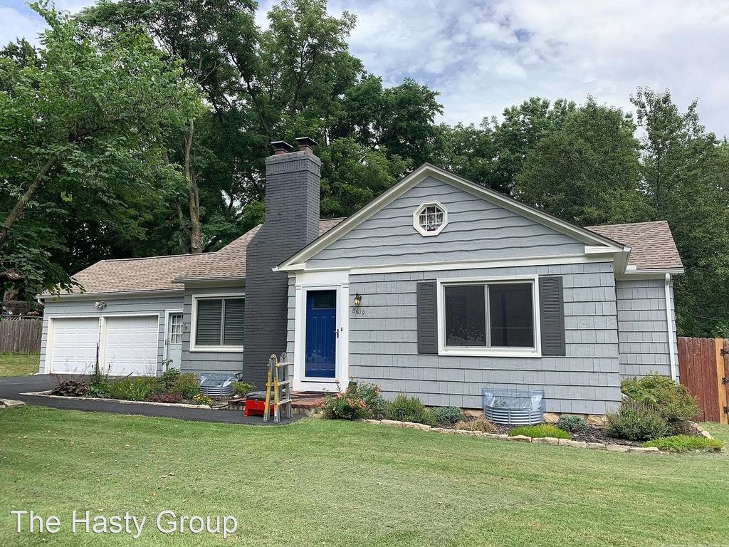 8619 Marty St, Overland Park, KS 66212