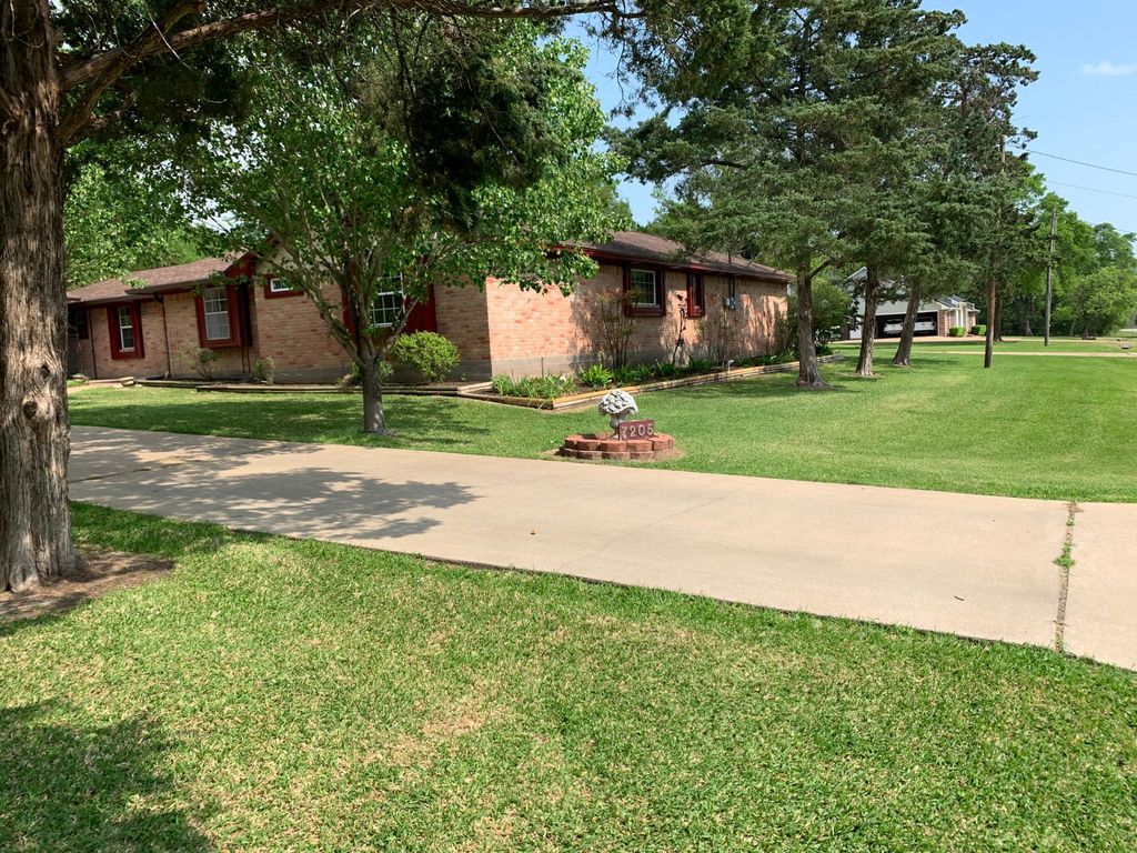 7205 Wood Oaks Dr, Bryan, TX 77808