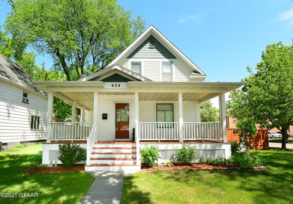 604 N 6th St, Grand Forks, ND 58203