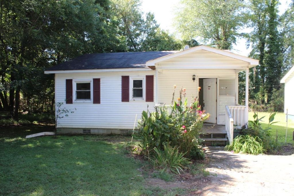 225 W Hickory Ave, Holly Springs, NC 27540