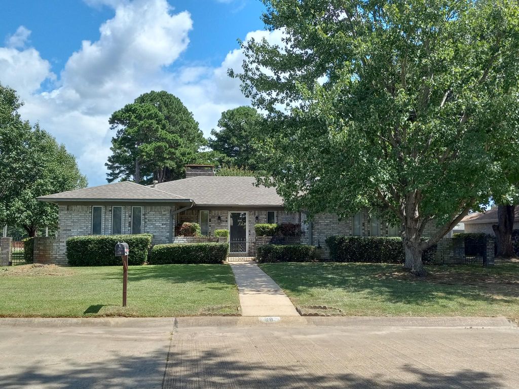28 Lanshire Dr, Texarkana, TX 75503