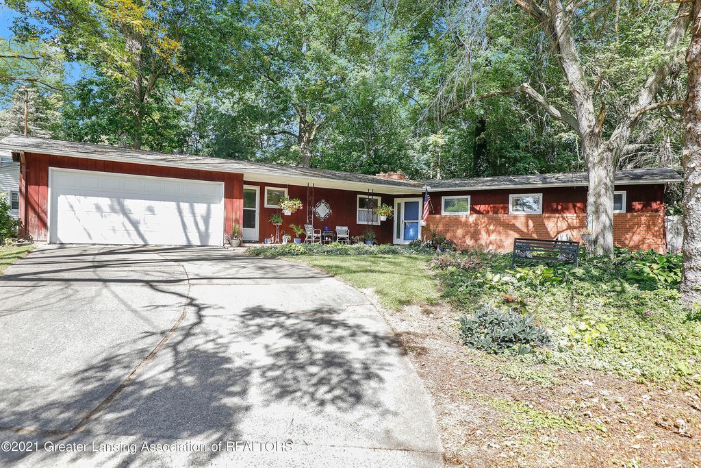 7320 Williamsburg Rd, Lansing, MI 48917