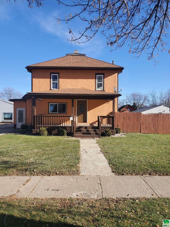 715 Hudson St, Storm Lake, IA 50588