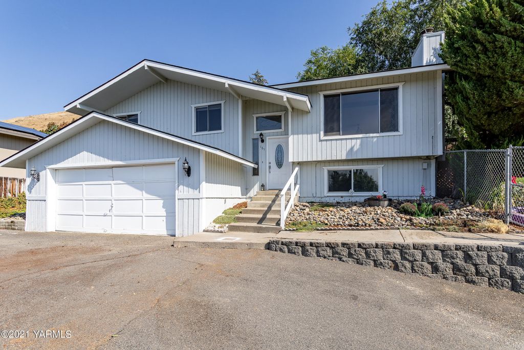 161 Cedar Hill Dr, Yakima, WA 98908