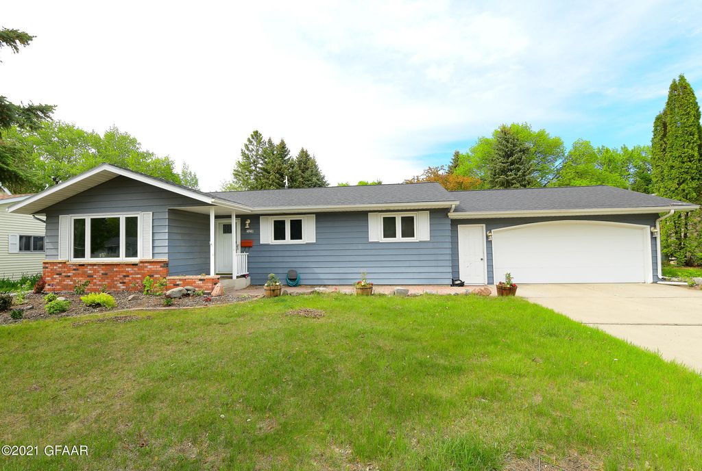 3628 9th Ave N, Grand Forks, ND 58203
