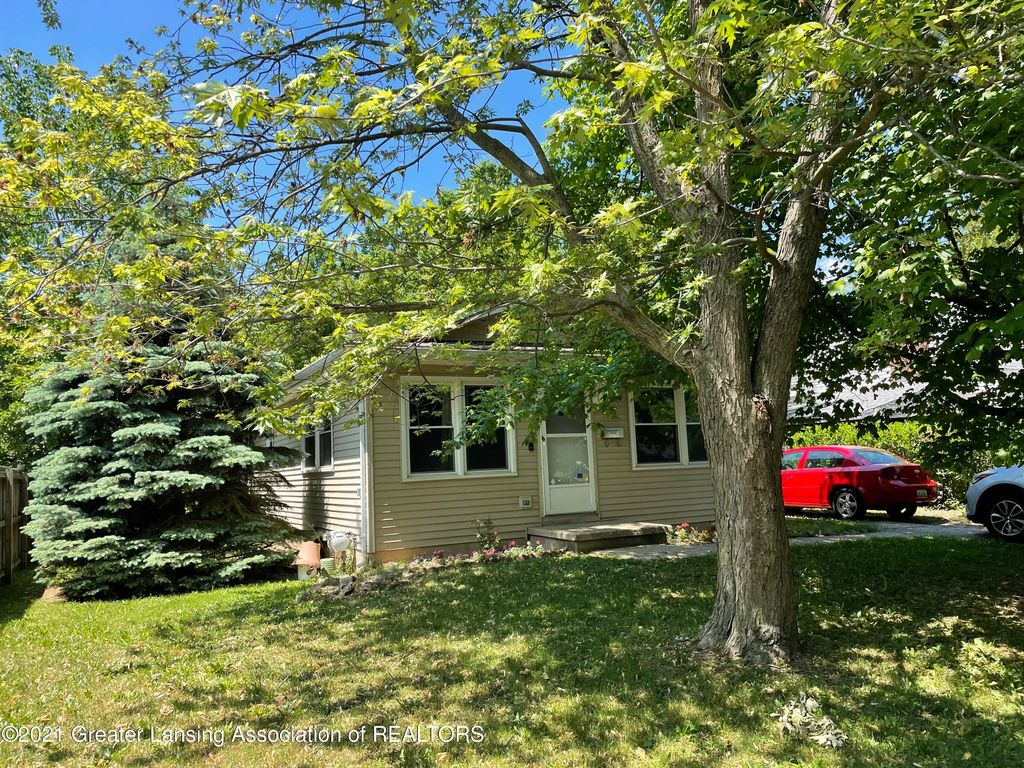1715 Comfort St, Lansing, MI 48915